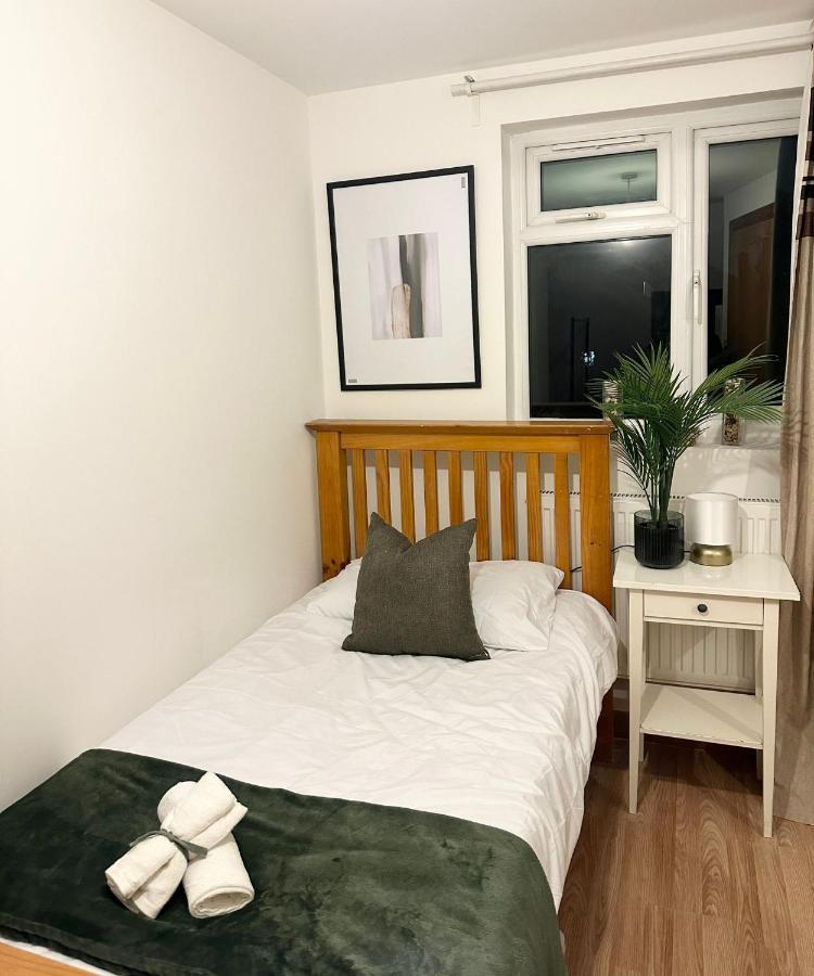 Relaxing Room In Spacious House Лондон Екстер'єр фото