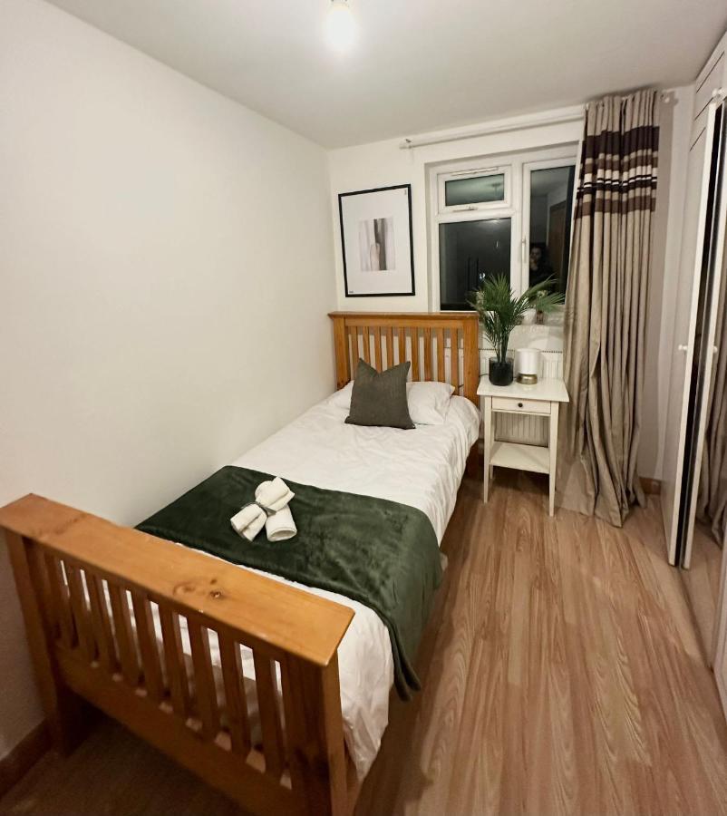 Relaxing Room In Spacious House Лондон Екстер'єр фото